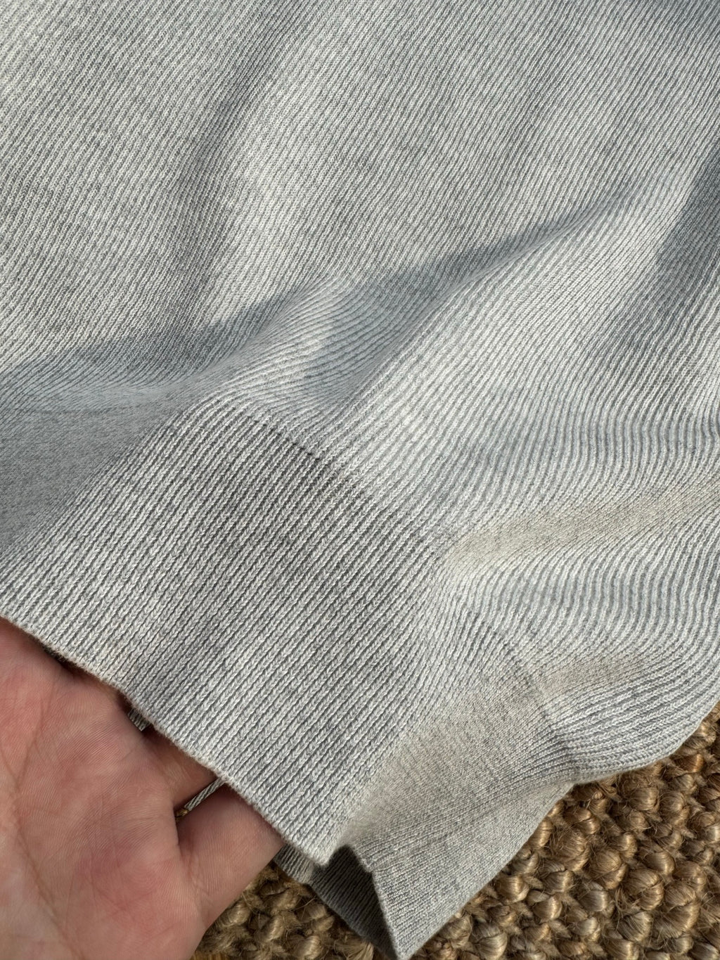 Brunello Cucinelli Strickshirt in Hellgrau mit Polokragen und V-Ausschnitt – Kurzarm