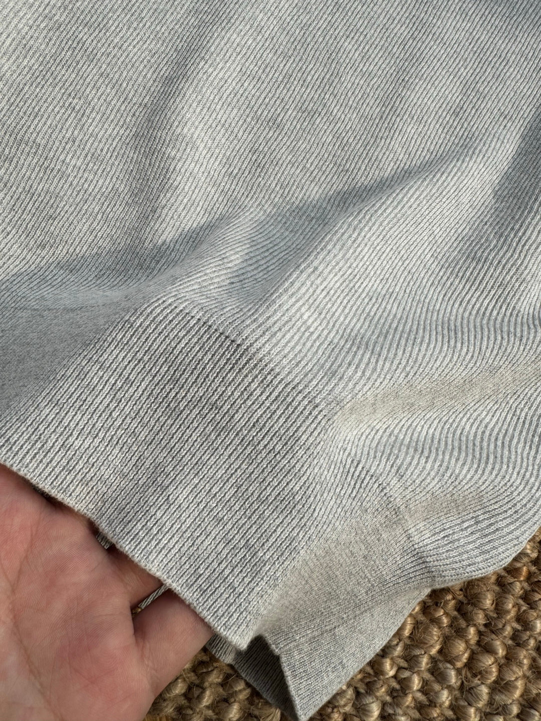 Brunello Cucinelli Strickshirt in Hellgrau mit Polokragen und V-Ausschnitt – Kurzarm