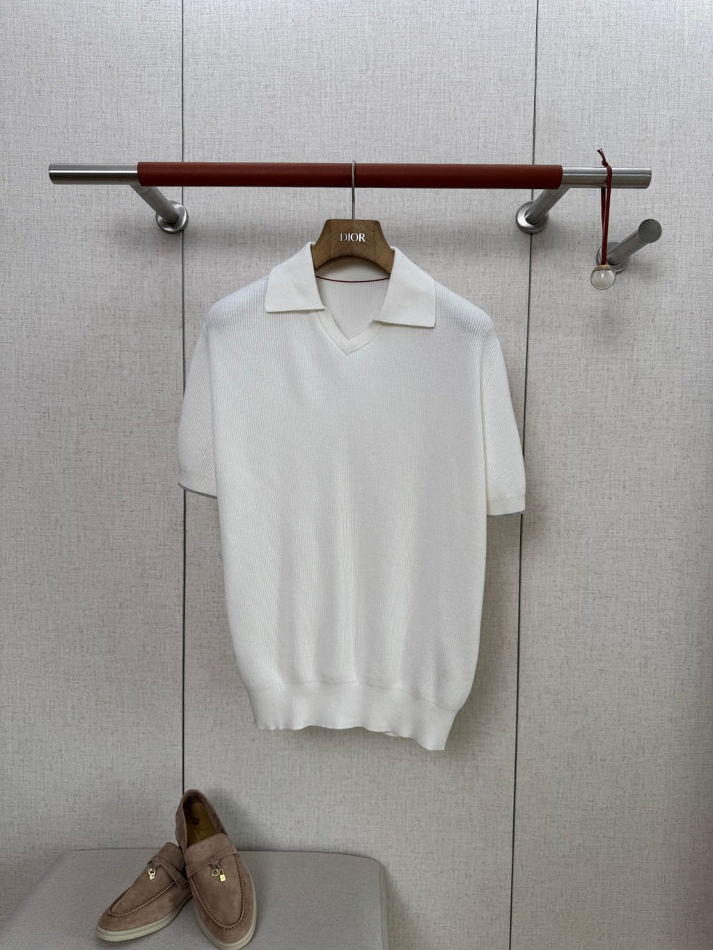 Brunello Cucinelli Strickshirt in Weiß mit Polokragen und V-Ausschnitt – Kurzarm