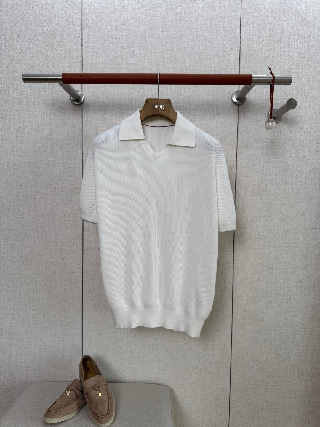 Brunello Cucinelli Strickshirt in Weiß mit Polokragen und V-Ausschnitt – Kurzarm