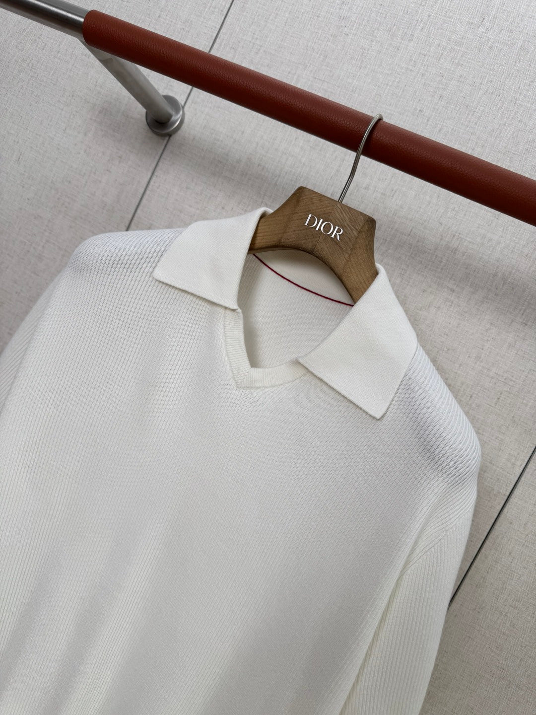 Brunello Cucinelli Strickshirt in Weiß mit Polokragen und V-Ausschnitt – Kurzarm