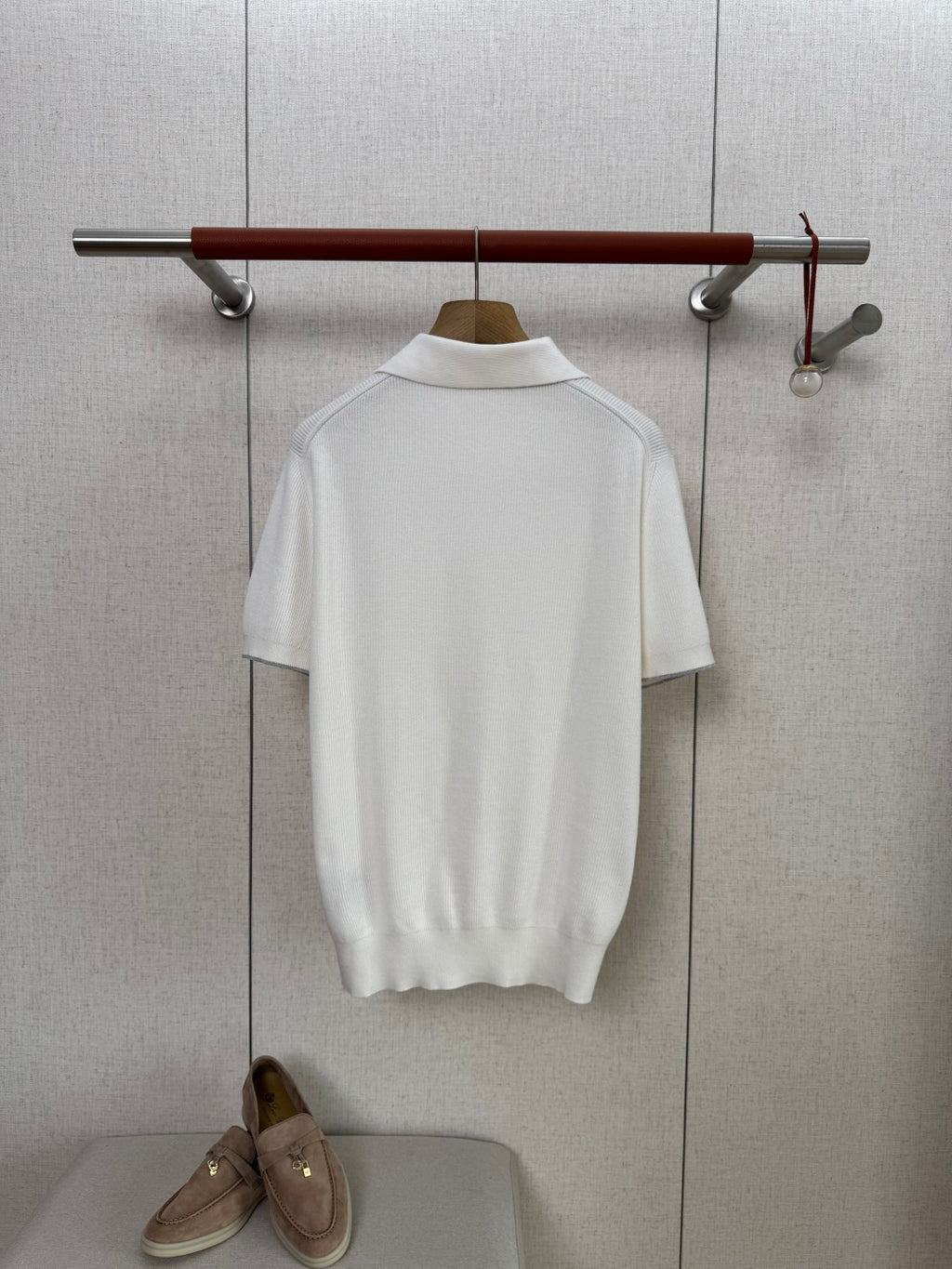 Brunello Cucinelli Strickshirt in Weiß mit Polokragen und V-Ausschnitt – Kurzarm