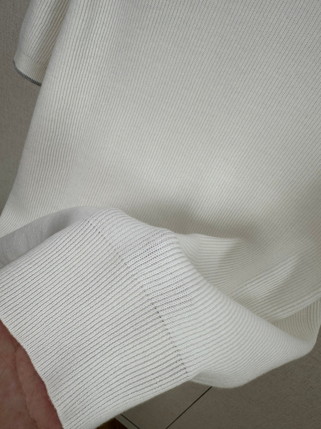 Brunello Cucinelli Strickshirt in Weiß mit Polokragen und V-Ausschnitt – Kurzarm