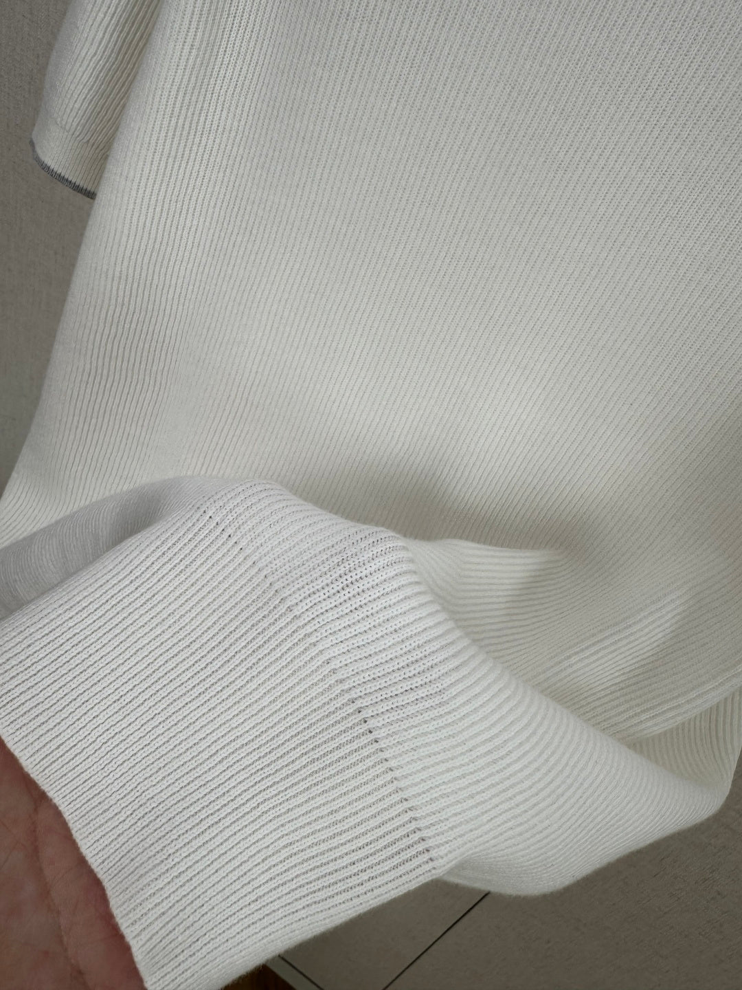 Brunello Cucinelli Strickshirt in Weiß mit Polokragen und V-Ausschnitt – Kurzarm