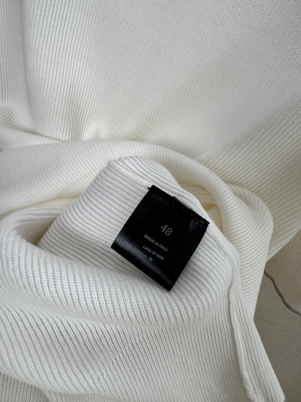 Brunello Cucinelli Strickshirt in Weiß mit Polokragen und V-Ausschnitt – Kurzarm