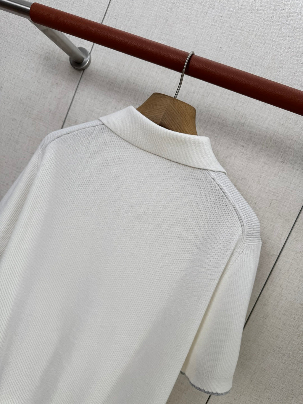 Brunello Cucinelli Strickshirt in Weiß mit Polokragen und V-Ausschnitt – Kurzarm