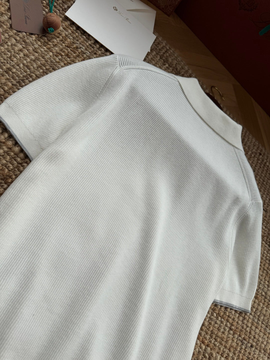 Brunello Cucinelli Strickshirt in Weiß mit Polokragen und V-Ausschnitt – Kurzarm