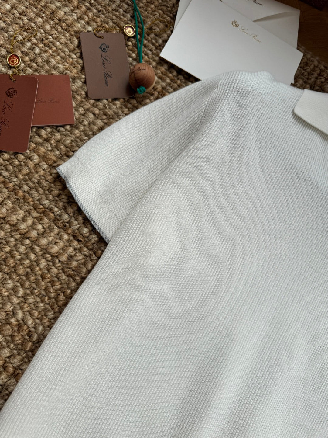 Brunello Cucinelli Strickshirt in Weiß mit Polokragen und V-Ausschnitt – Kurzarm