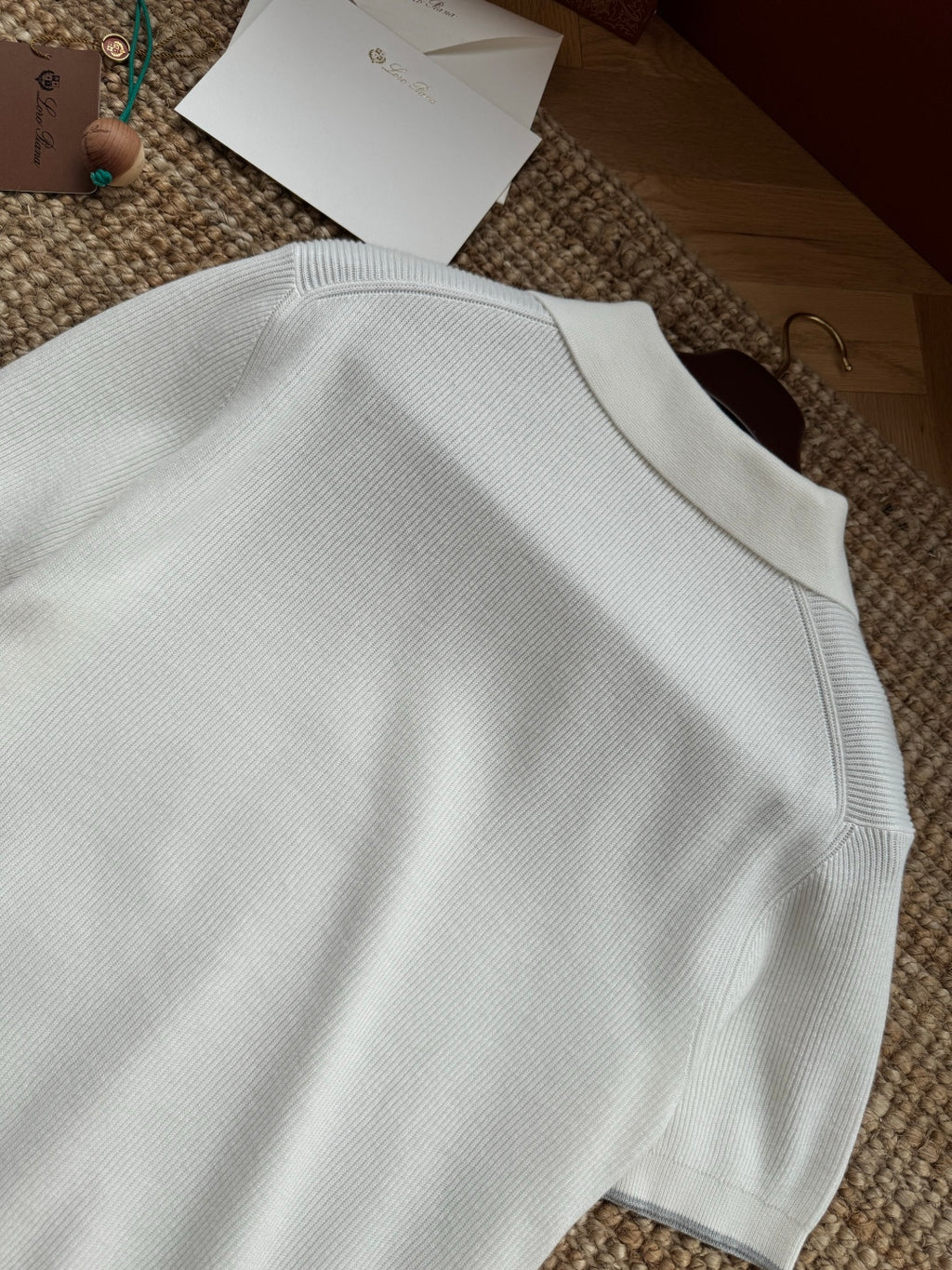 Brunello Cucinelli Strickshirt in Weiß mit Polokragen und V-Ausschnitt – Kurzarm