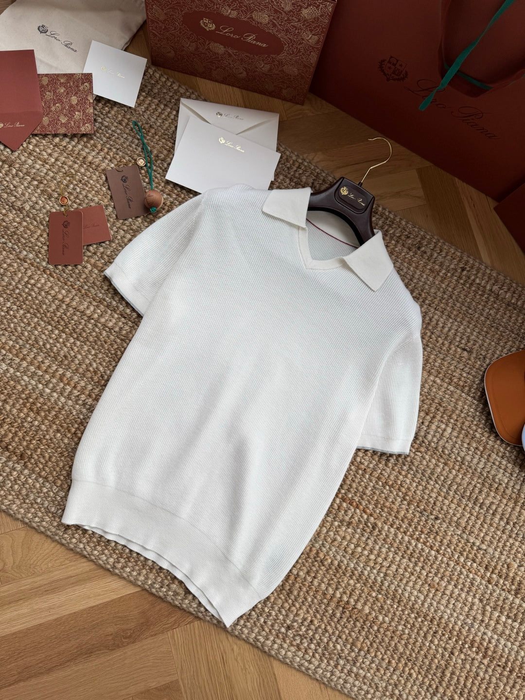 Brunello Cucinelli Strickshirt in Weiß mit Polokragen und V-Ausschnitt – Kurzarm