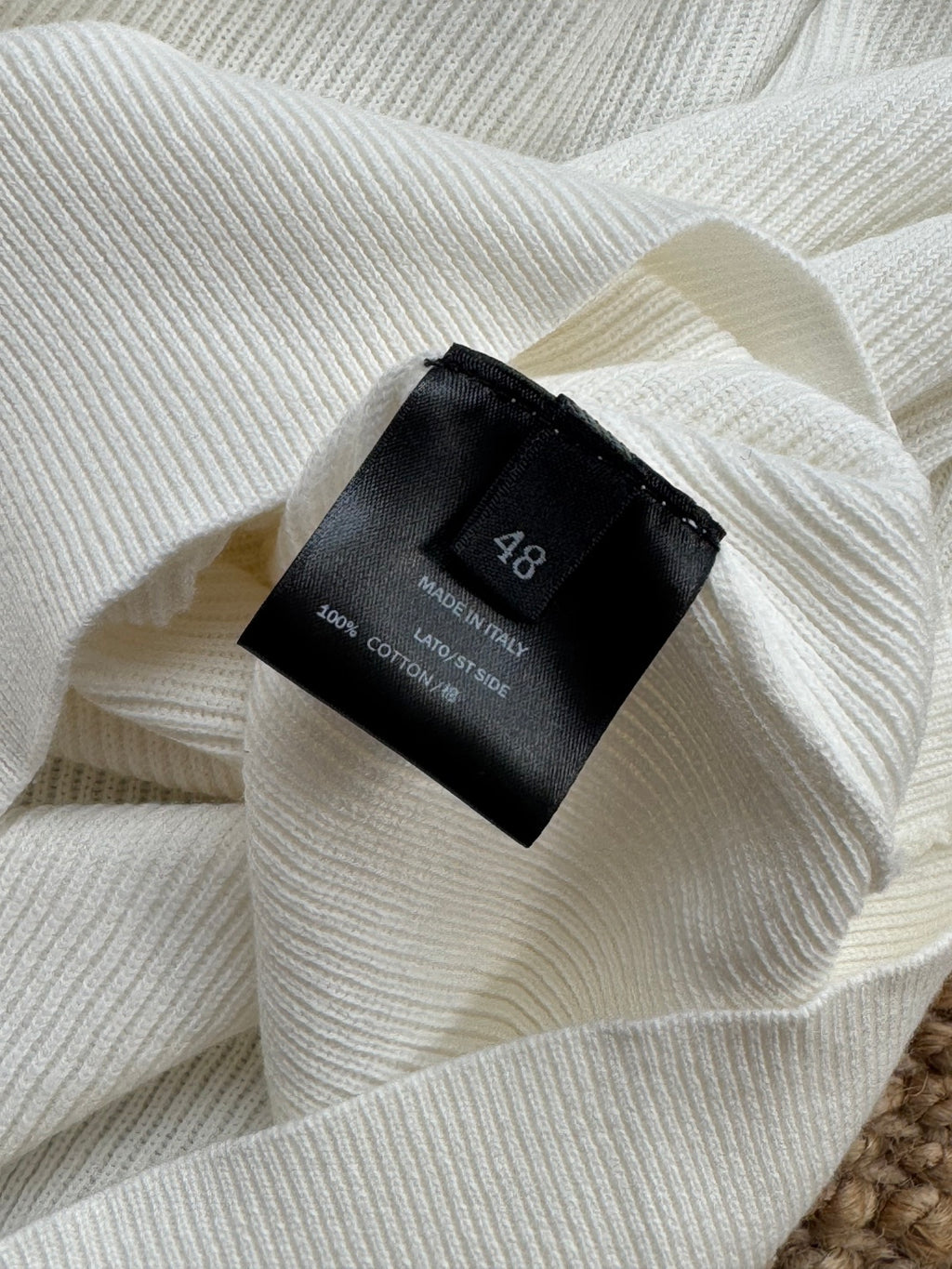 Brunello Cucinelli Strickshirt in Weiß mit Polokragen und V-Ausschnitt – Kurzarm