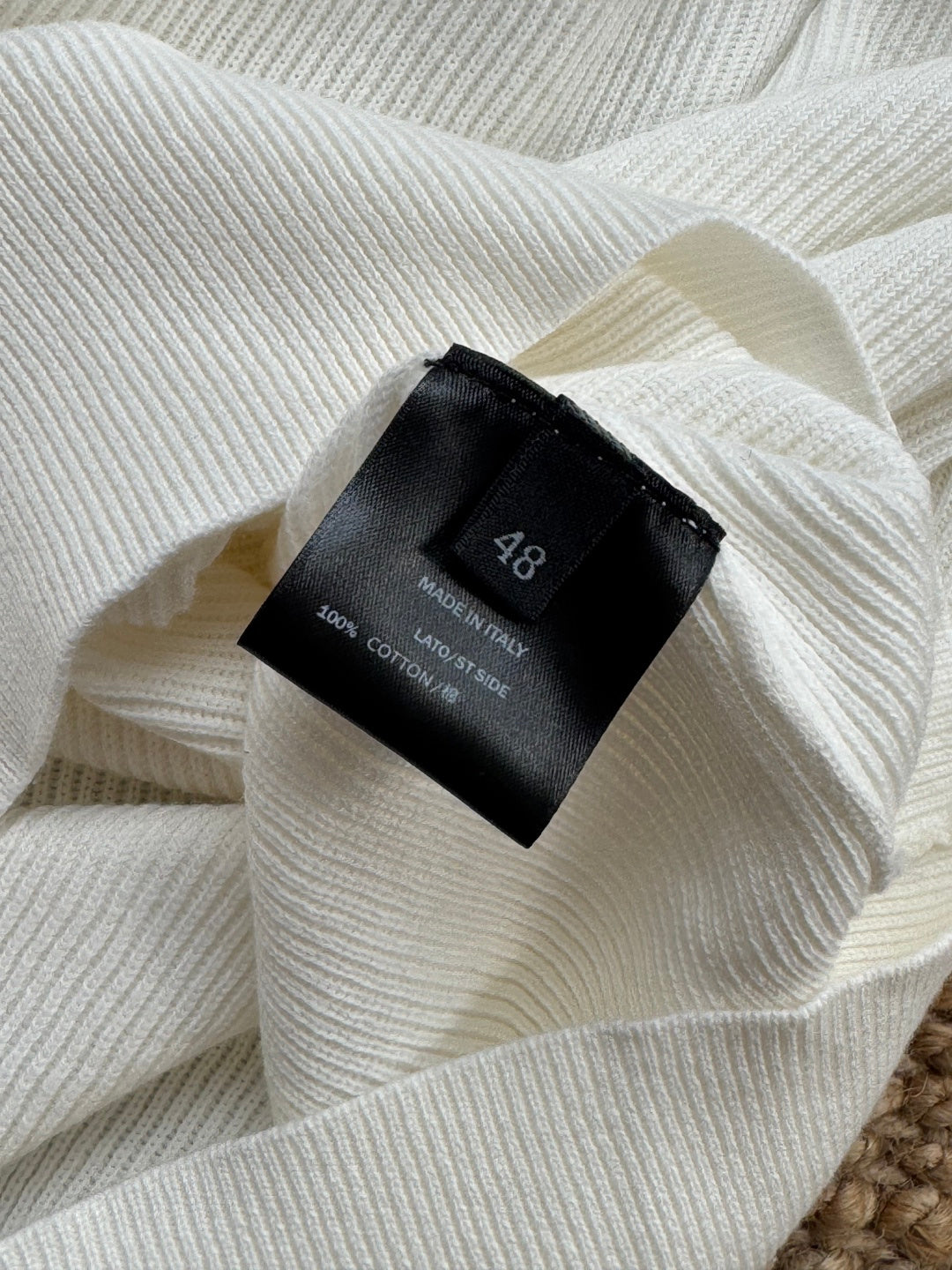 Brunello Cucinelli Strickshirt in Weiß mit Polokragen und V-Ausschnitt – Kurzarm