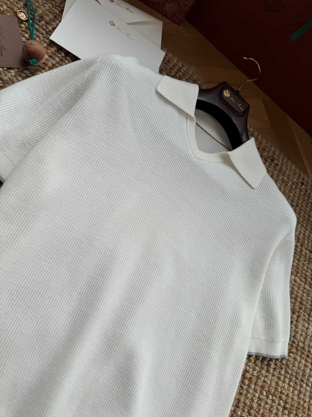 Brunello Cucinelli Strickshirt in Weiß mit Polokragen und V-Ausschnitt – Kurzarm