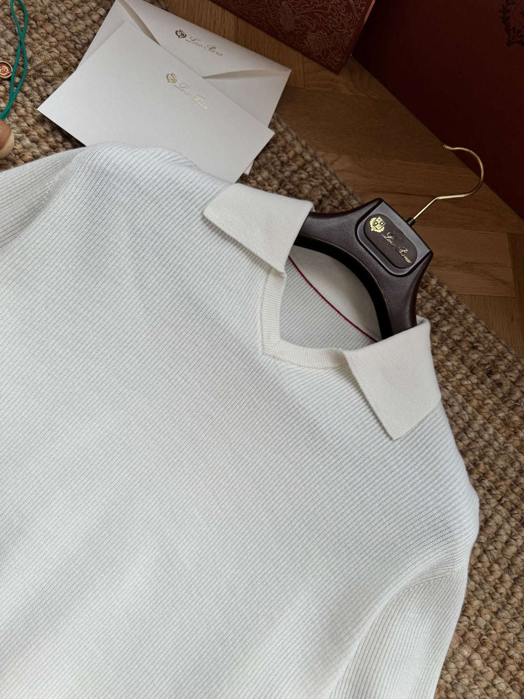 Brunello Cucinelli Strickshirt in Weiß mit Polokragen und V-Ausschnitt – Kurzarm