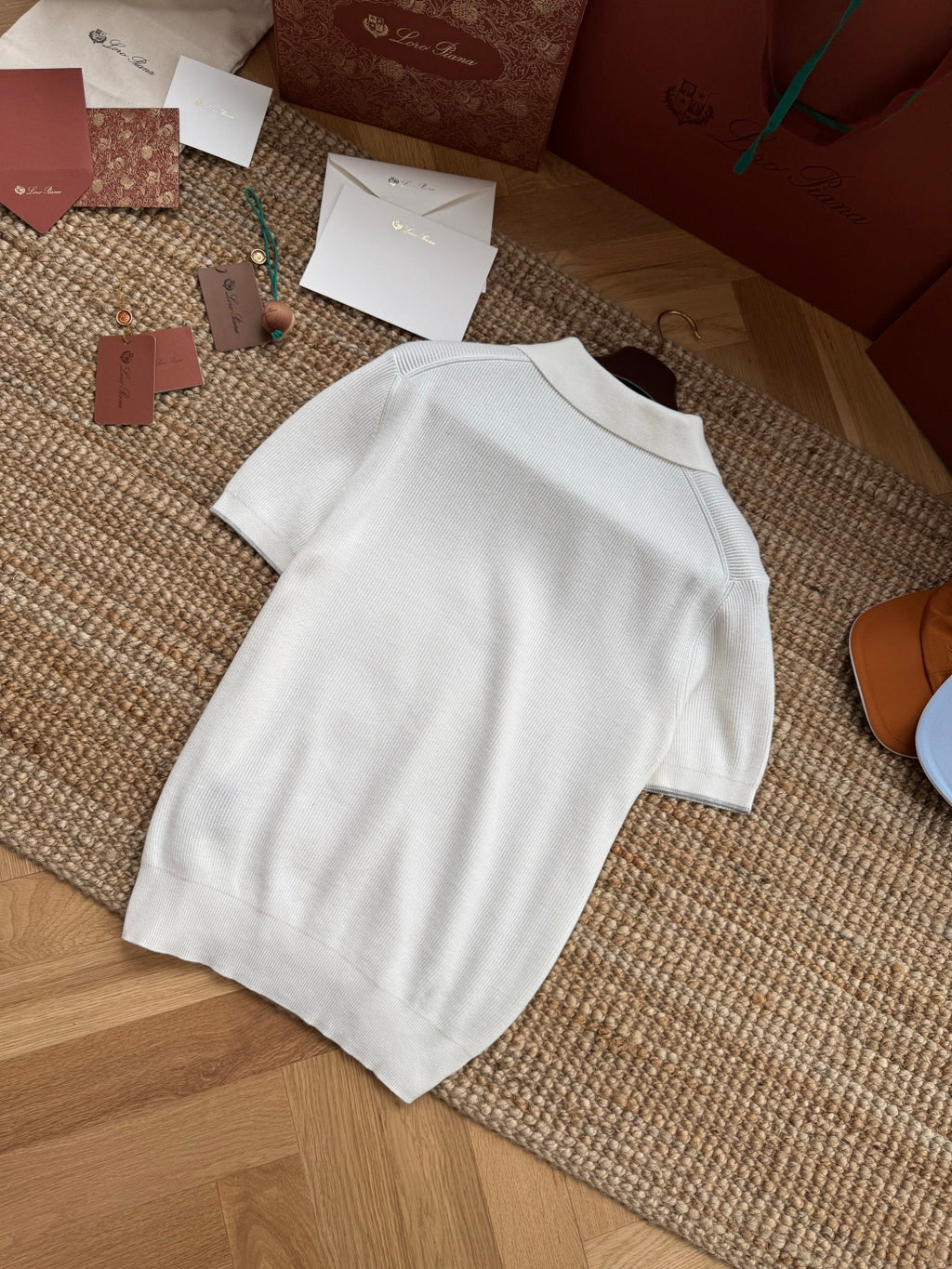 Brunello Cucinelli Strickshirt in Weiß mit Polokragen und V-Ausschnitt – Kurzarm