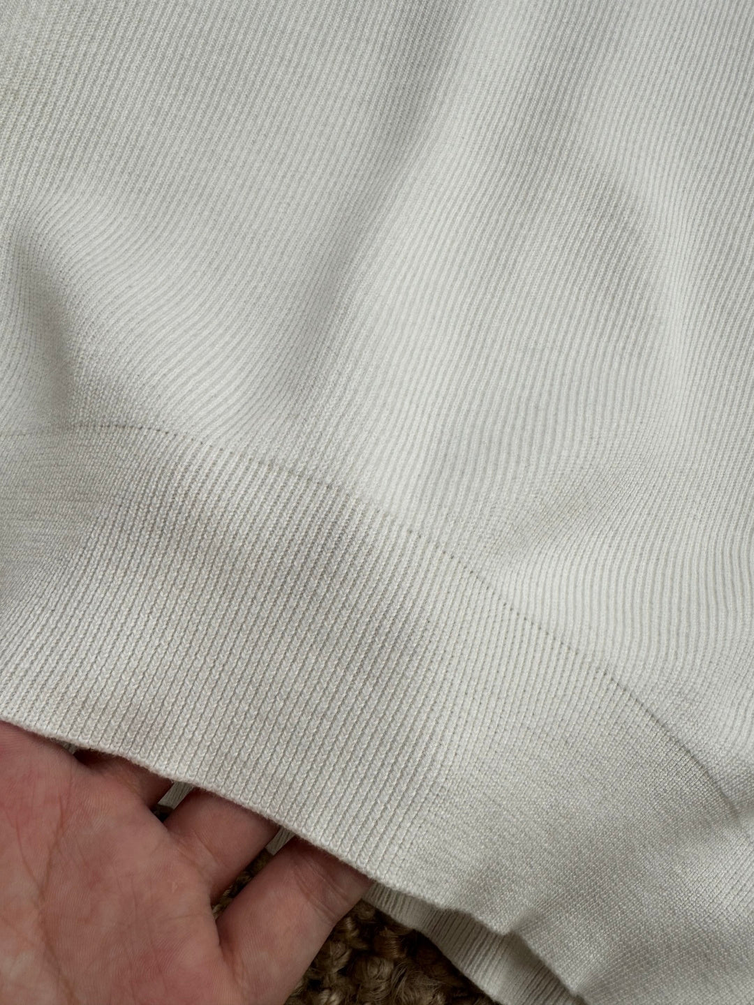 Brunello Cucinelli Strickshirt in Weiß mit Polokragen und V-Ausschnitt – Kurzarm