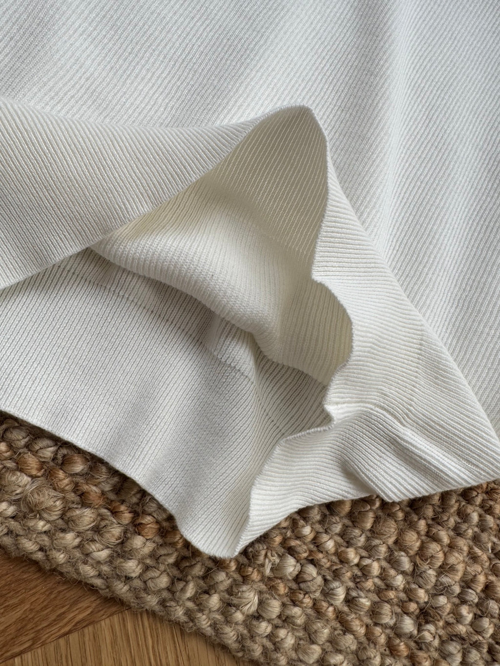 Brunello Cucinelli Strickshirt in Weiß mit Polokragen und V-Ausschnitt – Kurzarm