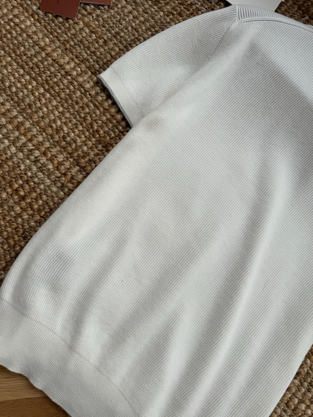 Brunello Cucinelli Strickshirt in Weiß mit Polokragen und V-Ausschnitt – Kurzarm