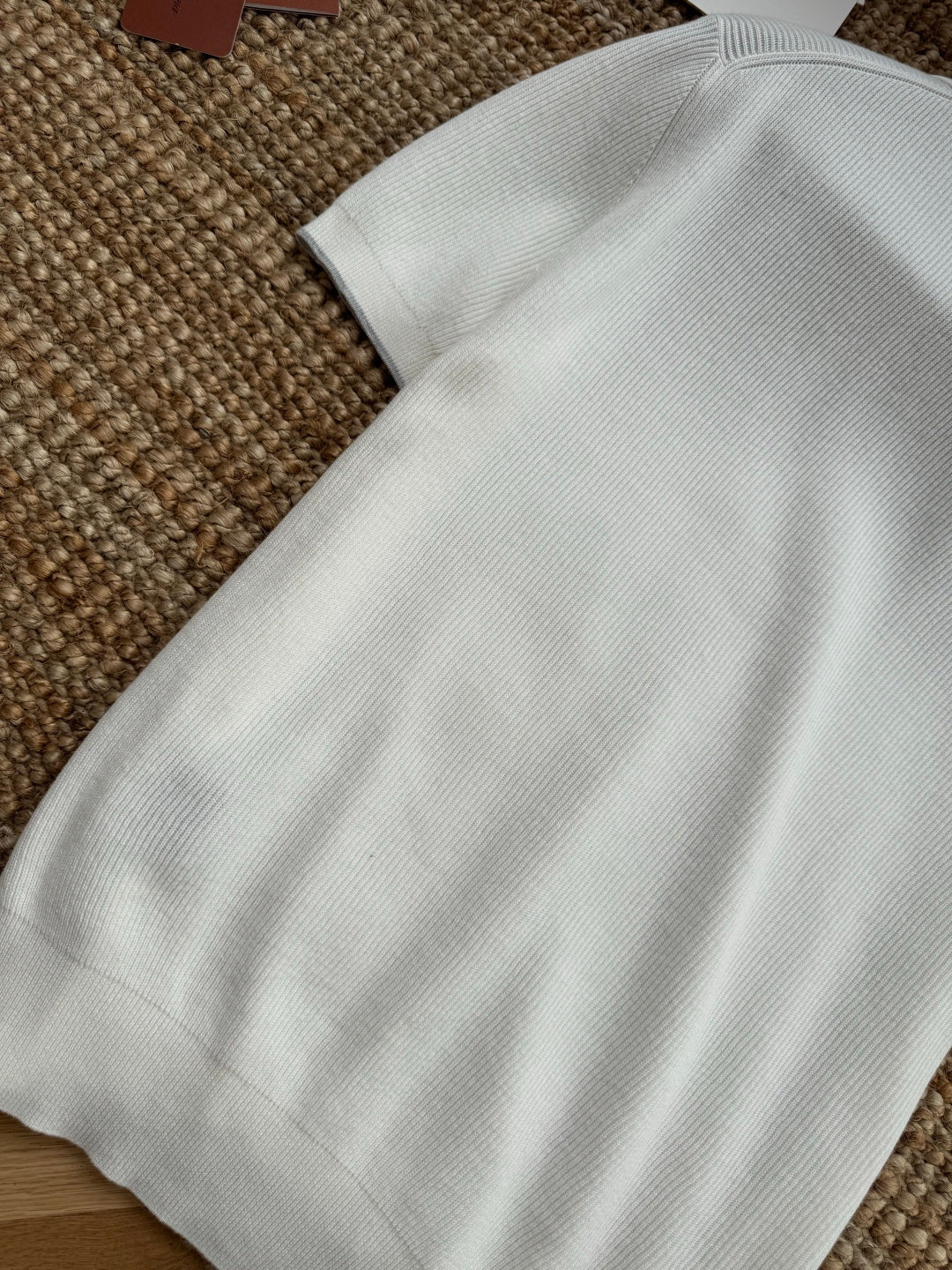 Brunello Cucinelli Strickshirt in Weiß mit Polokragen und V-Ausschnitt – Kurzarm