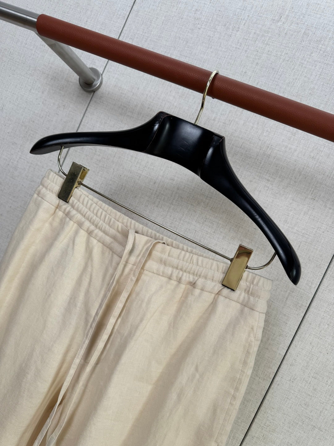 ZEGNA Cremefarbene Leinenhose mit elastischem Bund und geradem Bein