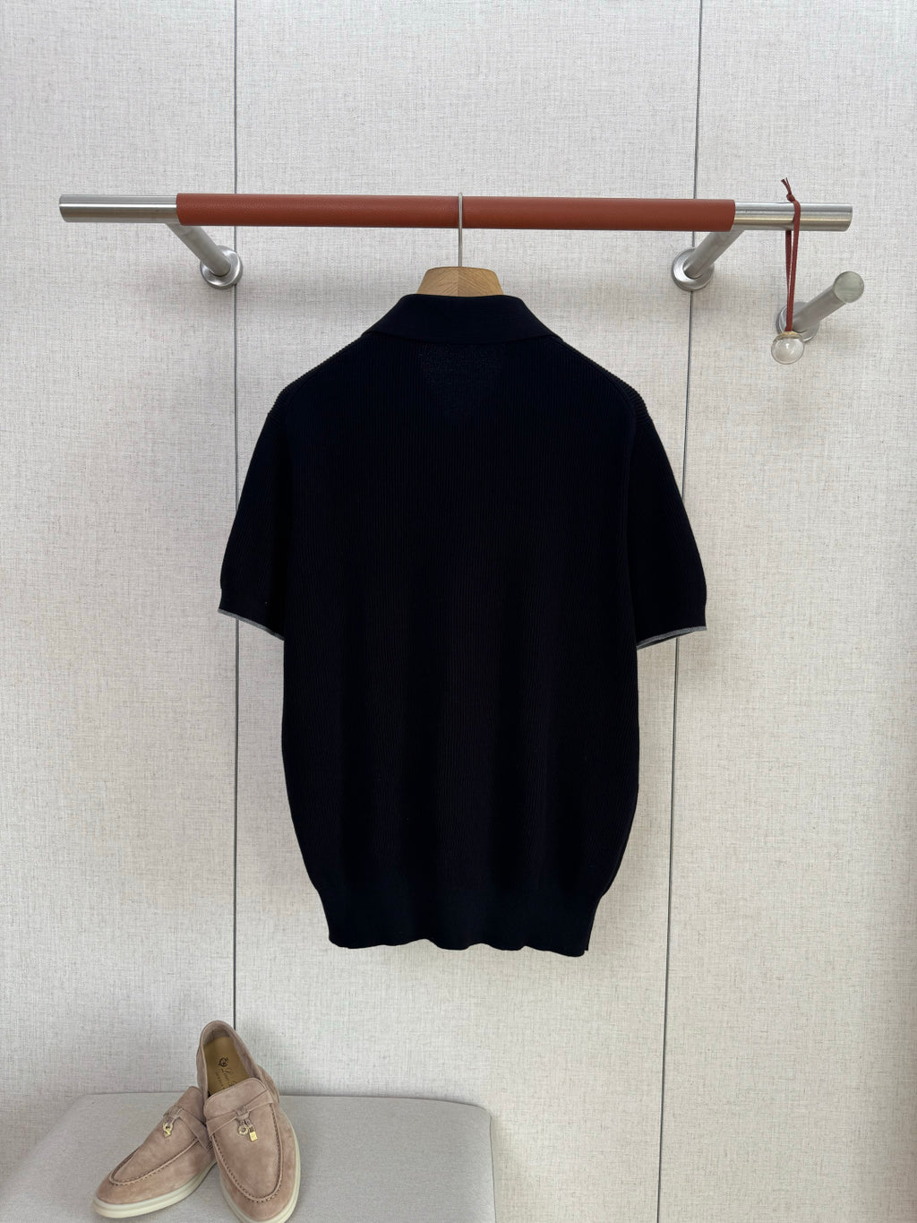 Brunello Cucinelli Strickshirt in Schwarz mit Polokragen und V-Ausschnitt