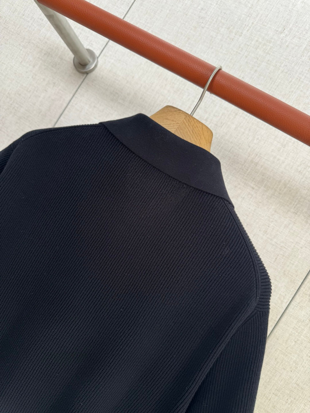 Brunello Cucinelli Strickshirt in Schwarz mit Polokragen und V-Ausschnitt