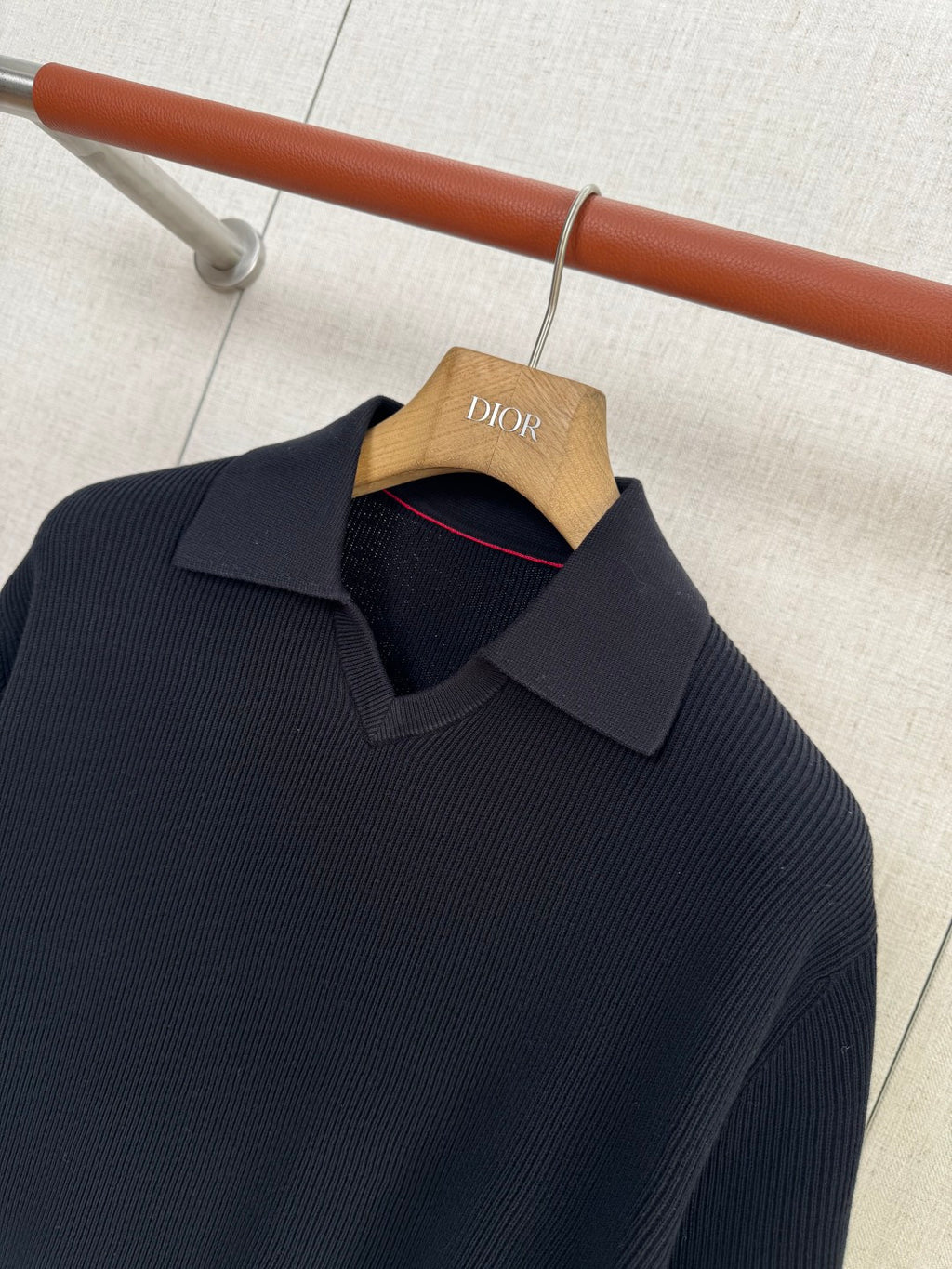 Brunello Cucinelli Strickshirt in Schwarz mit Polokragen und V-Ausschnitt