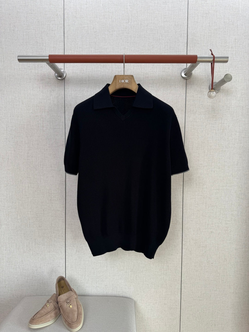 Brunello Cucinelli Strickshirt in Schwarz mit Polokragen und V-Ausschnitt