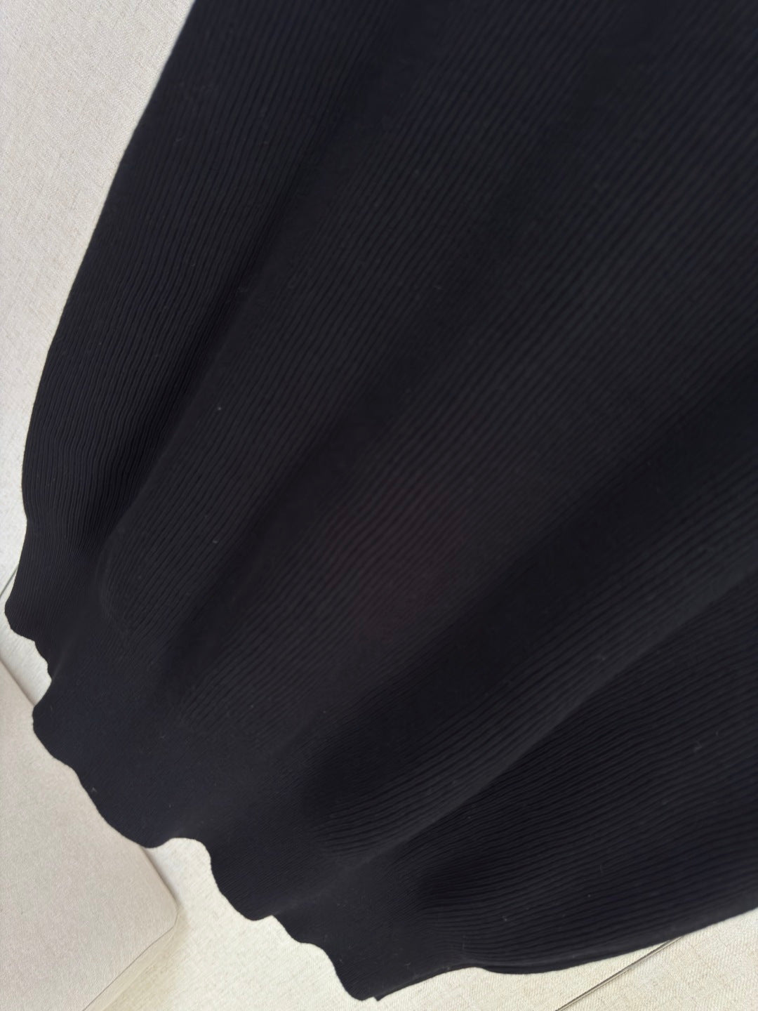 Brunello Cucinelli Strickshirt in Schwarz mit Polokragen und V-Ausschnitt