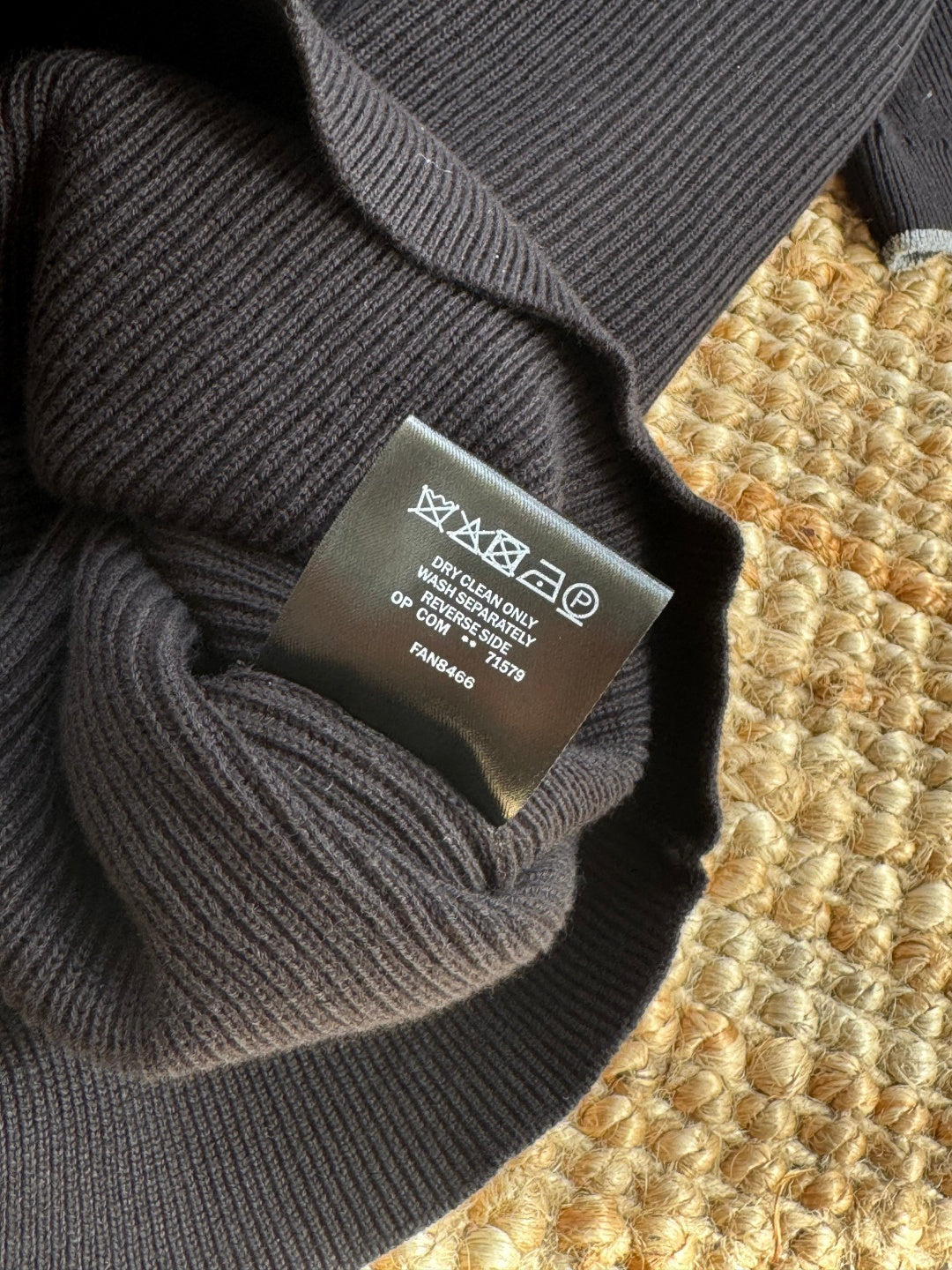 Brunello Cucinelli Strickshirt in Schwarz mit Polokragen und V-Ausschnitt