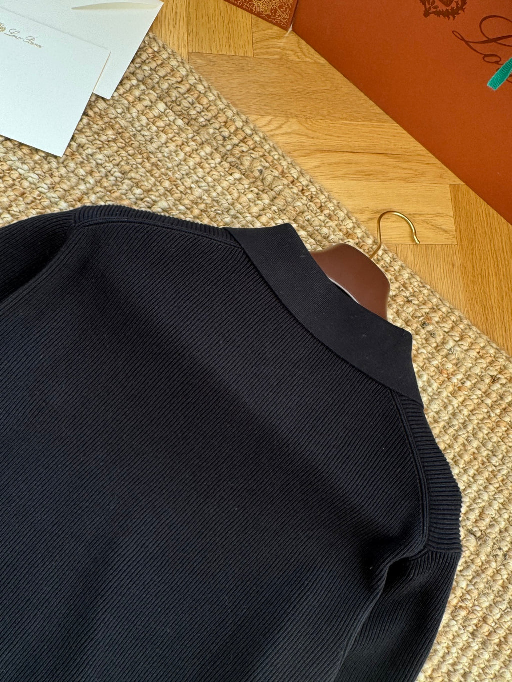 Brunello Cucinelli Strickshirt in Schwarz mit Polokragen und V-Ausschnitt