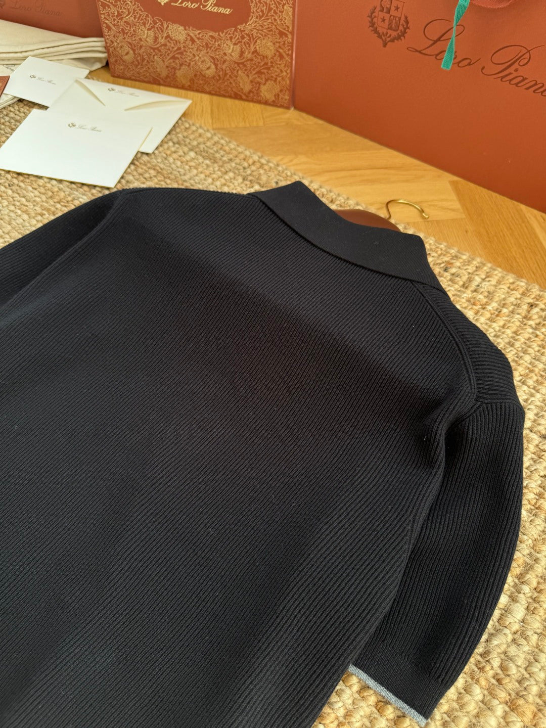 Brunello Cucinelli Strickshirt in Schwarz mit Polokragen und V-Ausschnitt