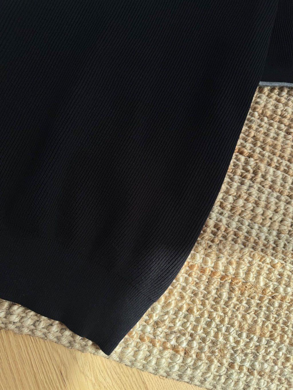 Brunello Cucinelli Strickshirt in Schwarz mit Polokragen und V-Ausschnitt