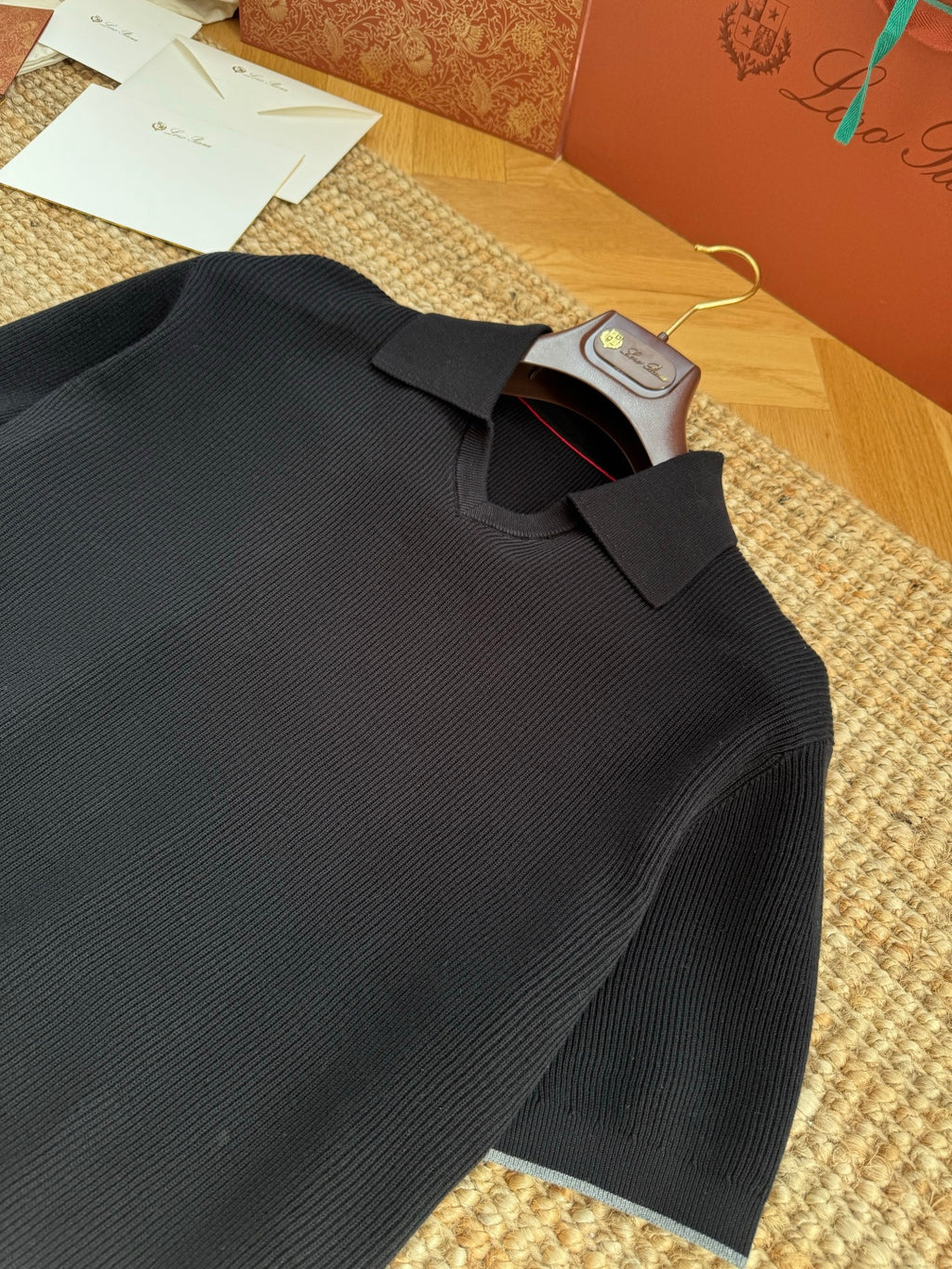 Brunello Cucinelli Strickshirt in Schwarz mit Polokragen und V-Ausschnitt