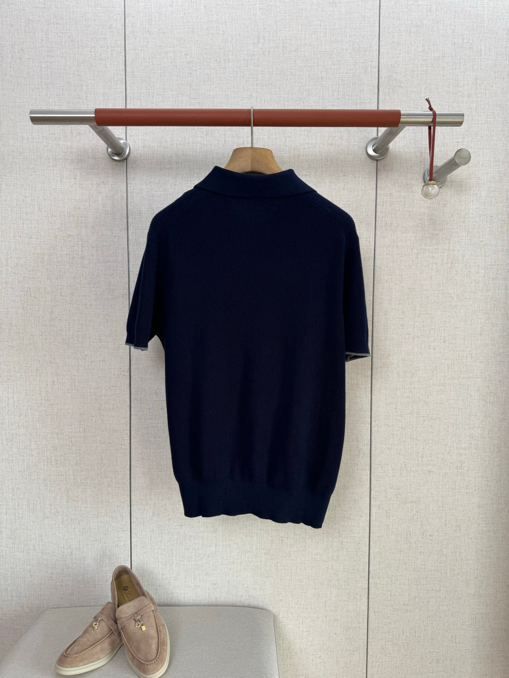 Brunello Cucinelli Strickshirt in Dunkelblau mit Polokragen – Kurzarm