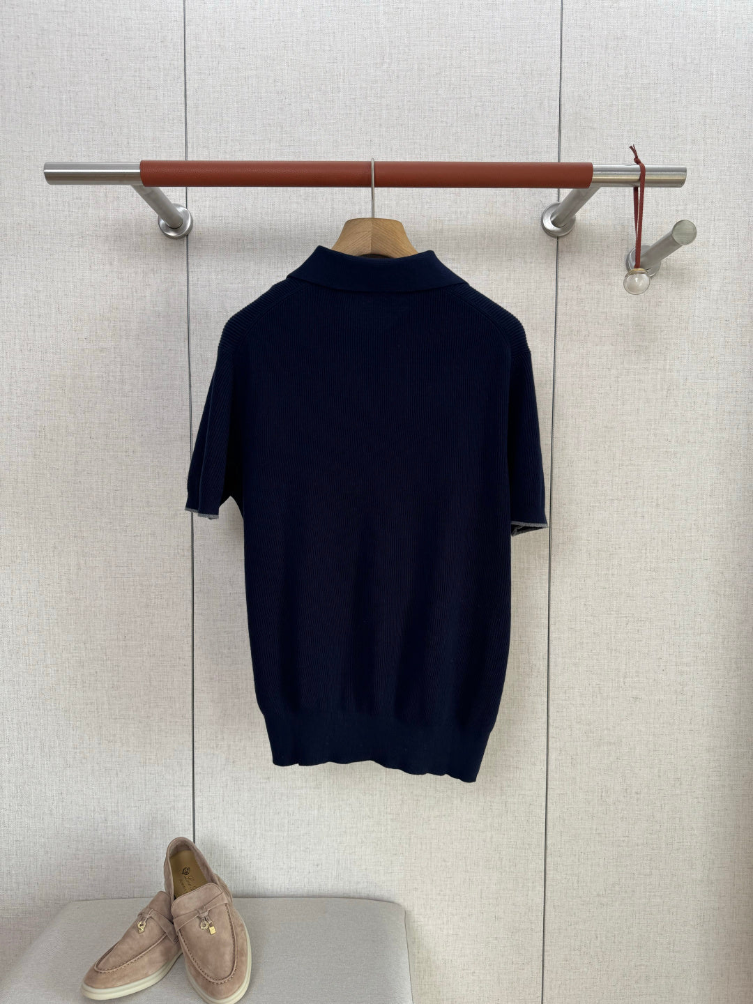 Brunello Cucinelli Strickshirt in Dunkelblau mit Polokragen – Kurzarm