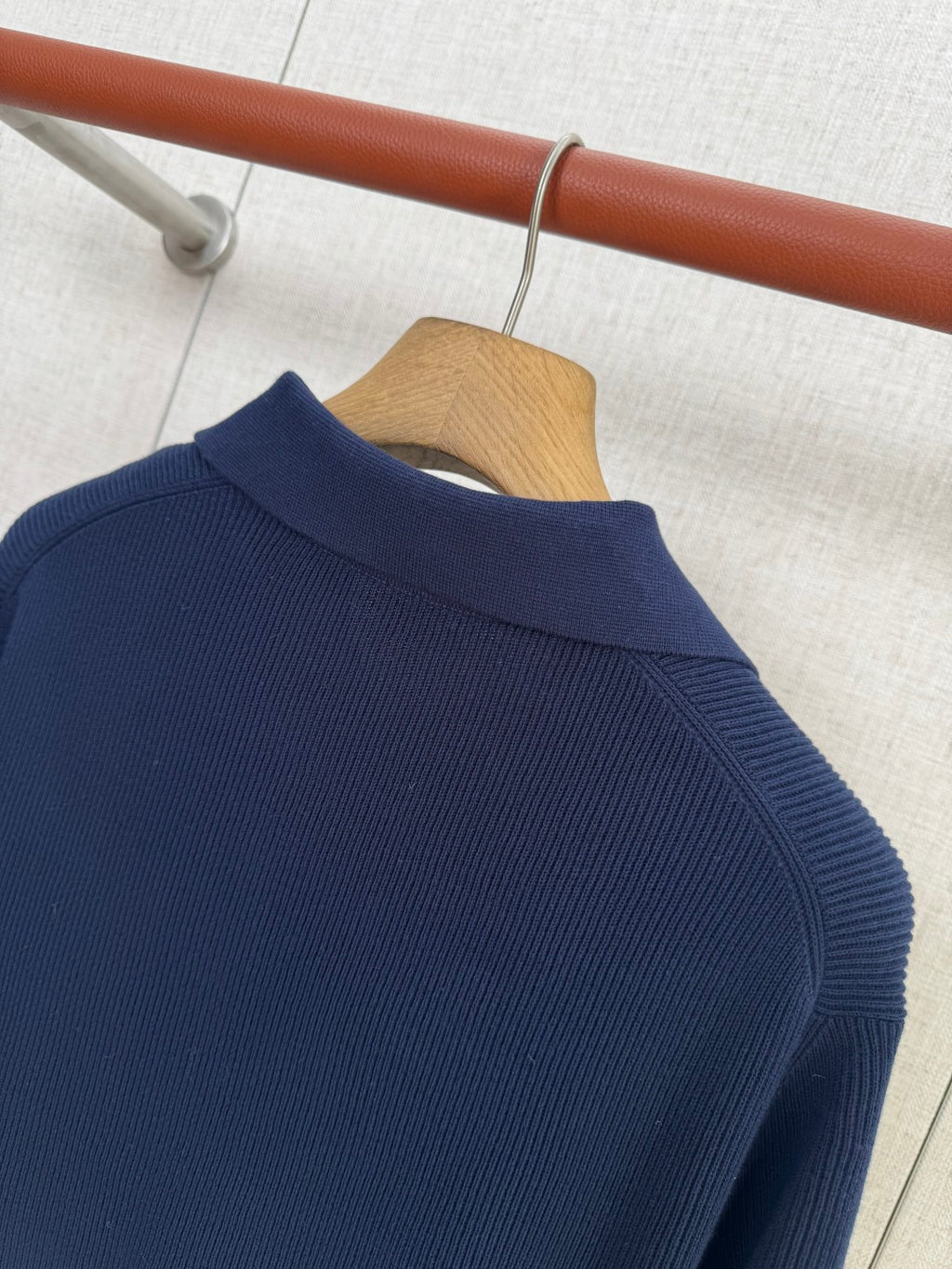 Brunello Cucinelli Strickshirt in Dunkelblau mit Polokragen – Kurzarm