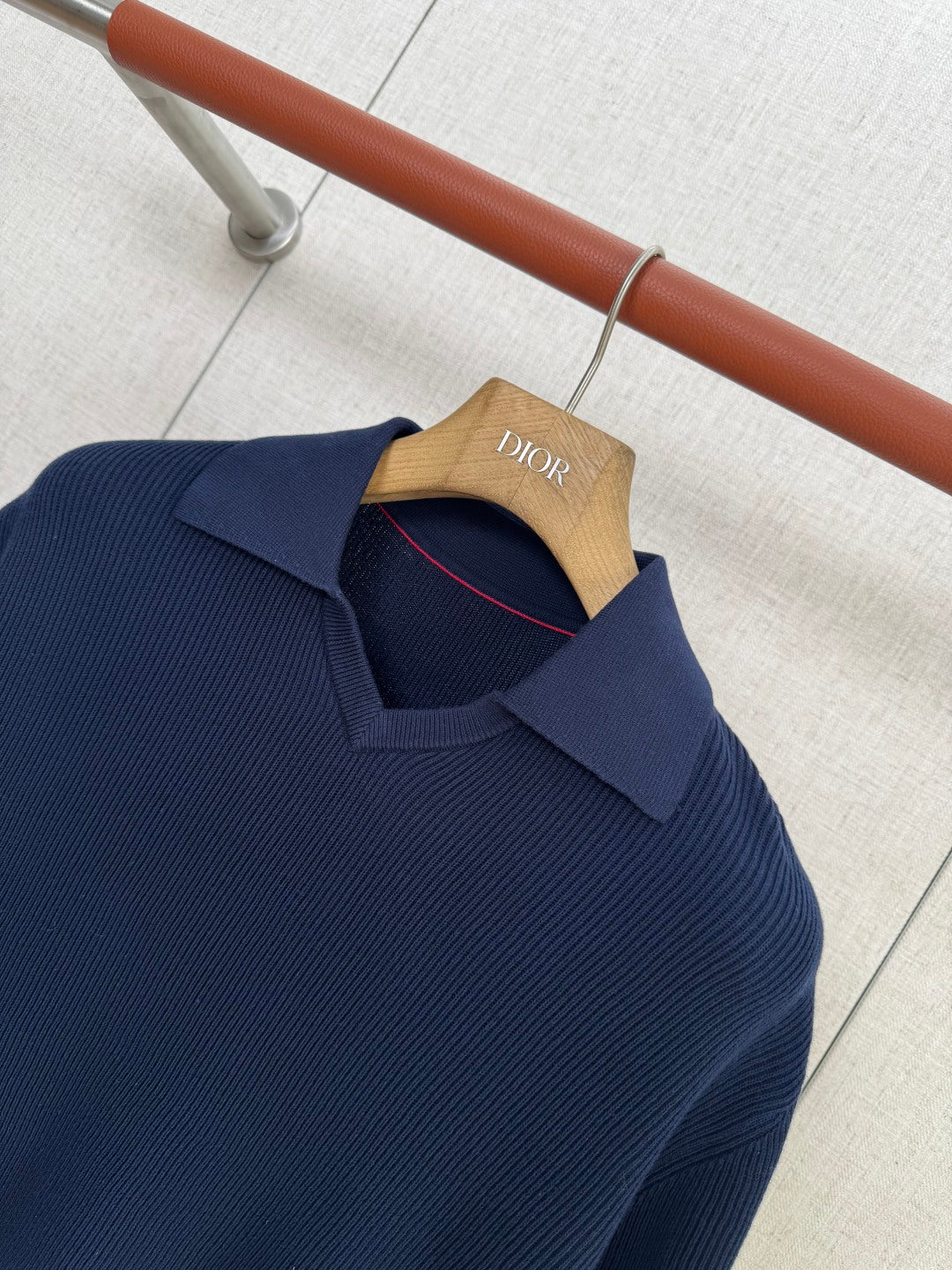 Brunello Cucinelli Strickshirt in Dunkelblau mit Polokragen – Kurzarm