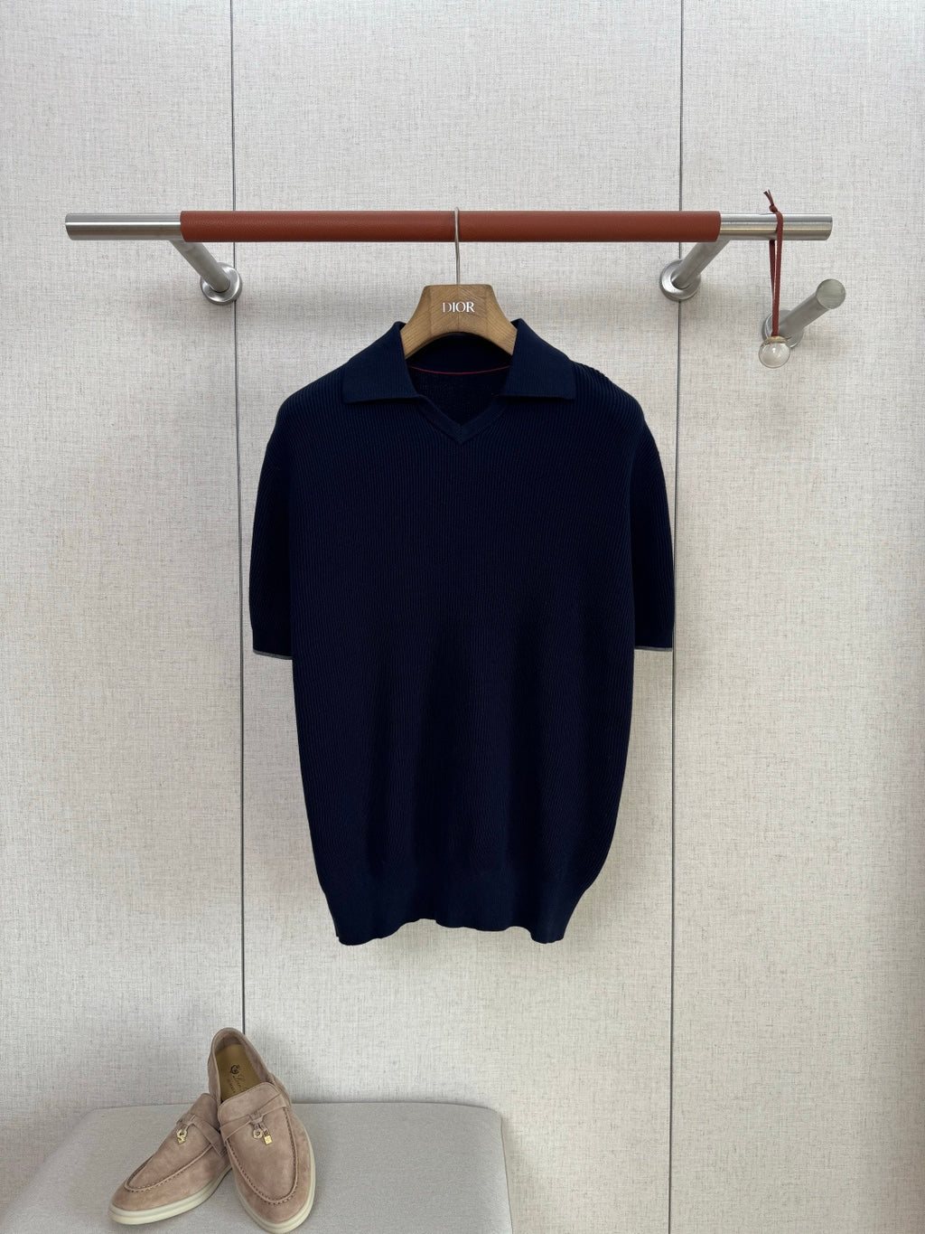 Brunello Cucinelli Strickshirt in Dunkelblau mit Polokragen – Kurzarm