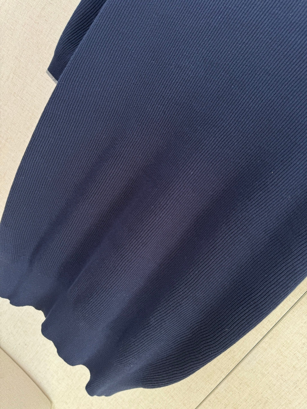 Brunello Cucinelli Strickshirt in Dunkelblau mit Polokragen – Kurzarm