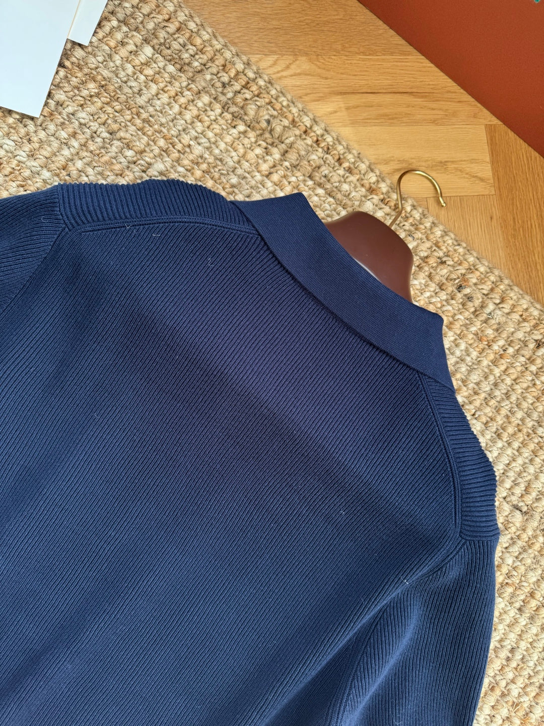 Brunello Cucinelli Strickshirt in Dunkelblau mit Polokragen – Kurzarm