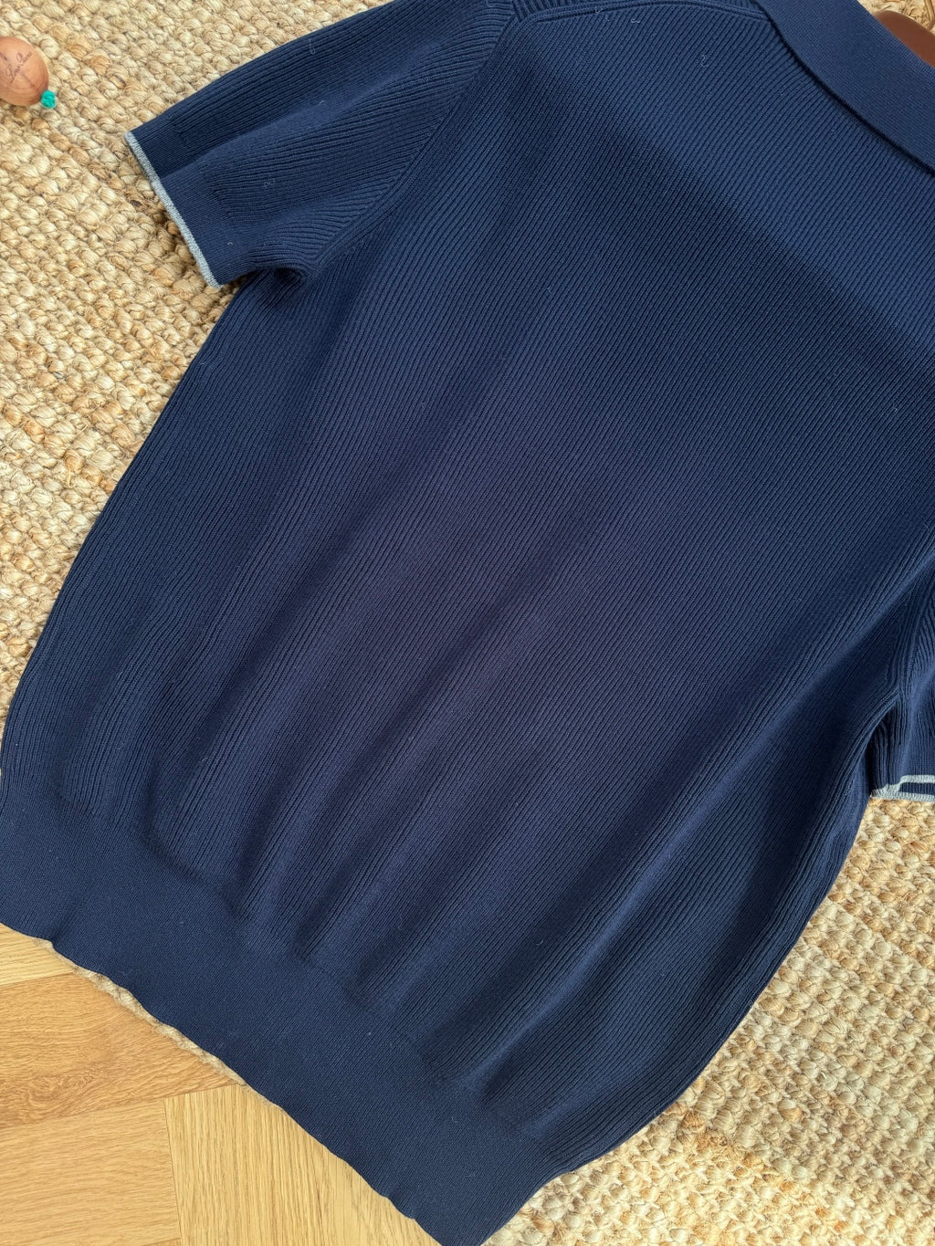 Brunello Cucinelli Strickshirt in Dunkelblau mit Polokragen – Kurzarm