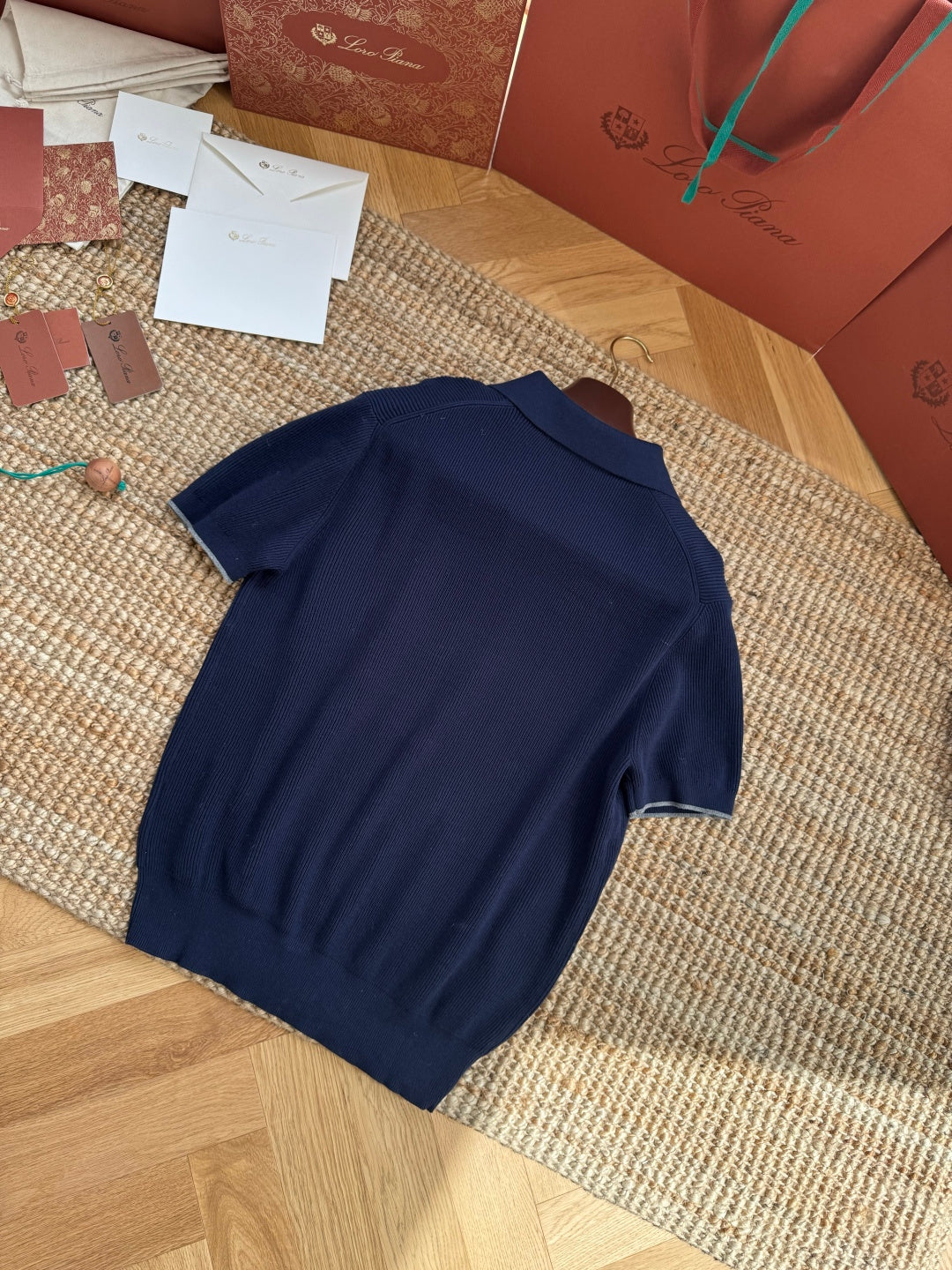 Brunello Cucinelli Strickshirt in Dunkelblau mit Polokragen – Kurzarm