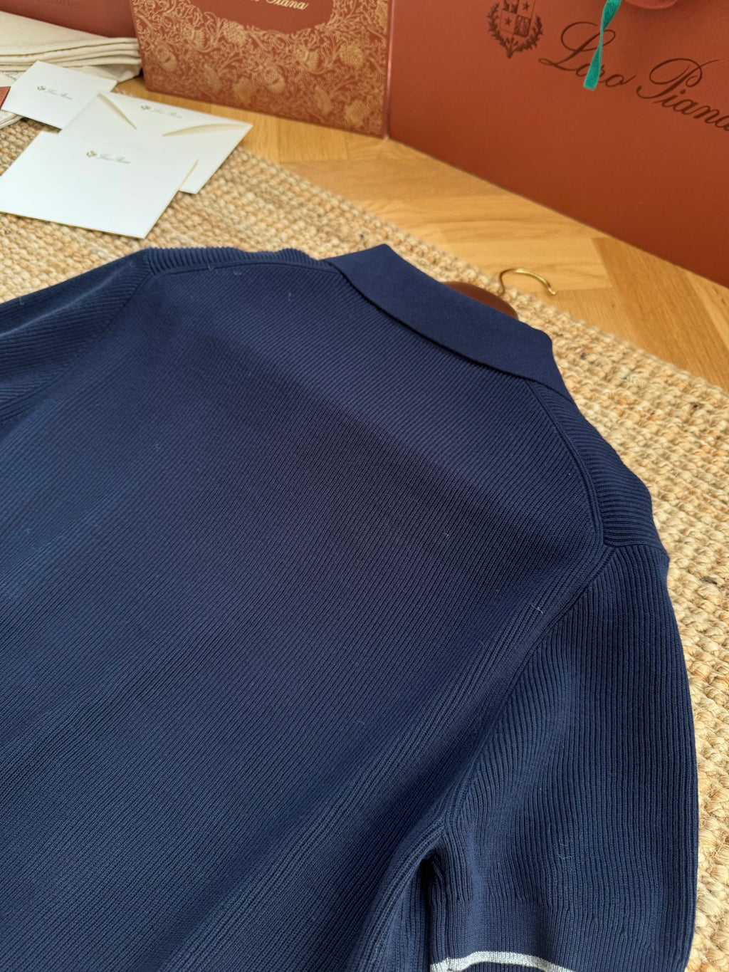 Brunello Cucinelli Strickshirt in Dunkelblau mit Polokragen – Kurzarm