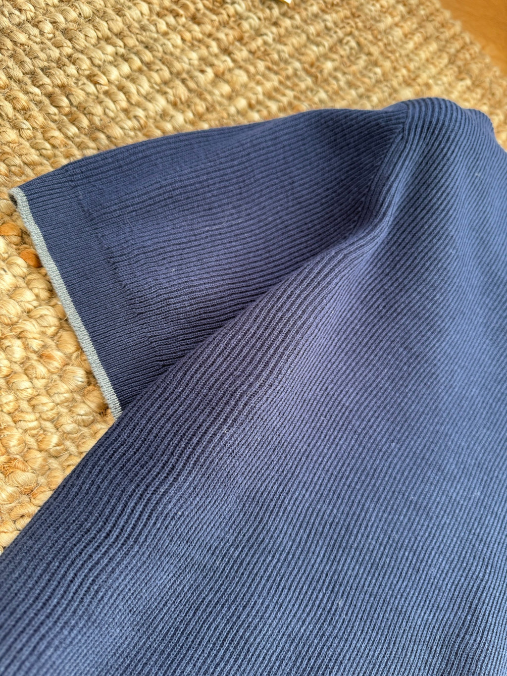 Brunello Cucinelli Strickshirt in Dunkelblau mit Polokragen – Kurzarm