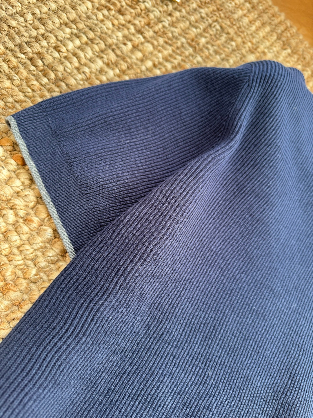 Brunello Cucinelli Strickshirt in Dunkelblau mit Polokragen – Kurzarm