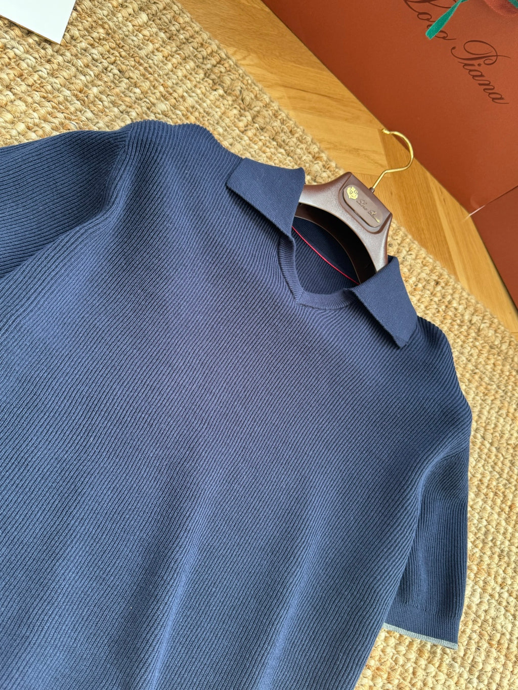 Brunello Cucinelli Strickshirt in Dunkelblau mit Polokragen – Kurzarm