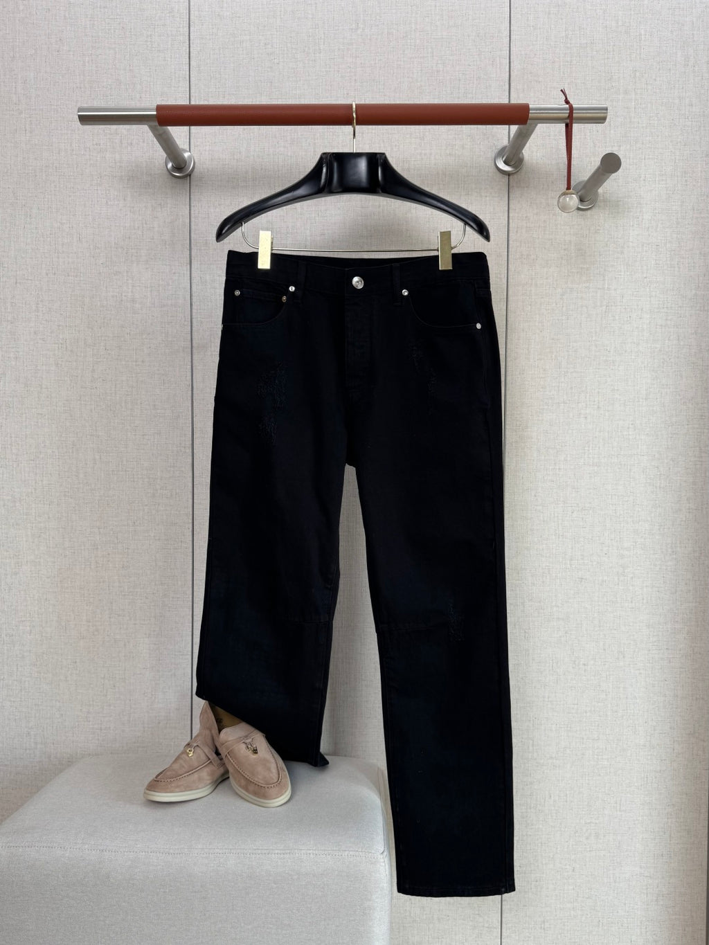 Brunello Cucinelli Hose in Schwarz mit dezenten Distressed-Details – Straight Fit