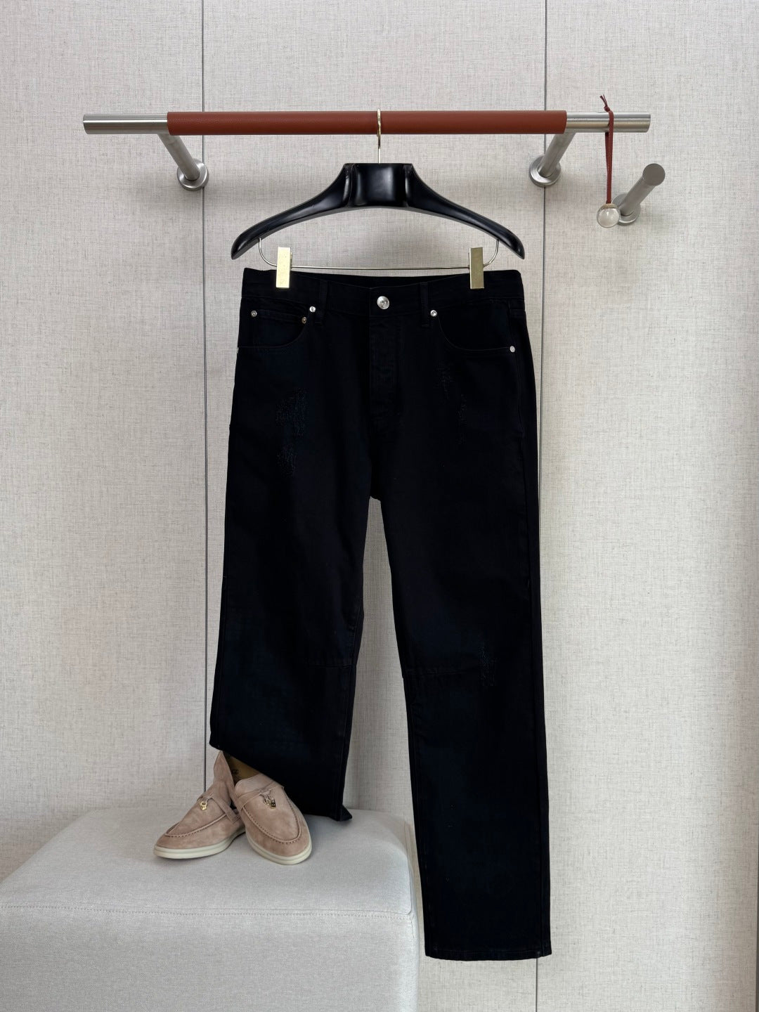 Brunello Cucinelli Hose in Schwarz mit dezenten Distressed-Details – Straight Fit