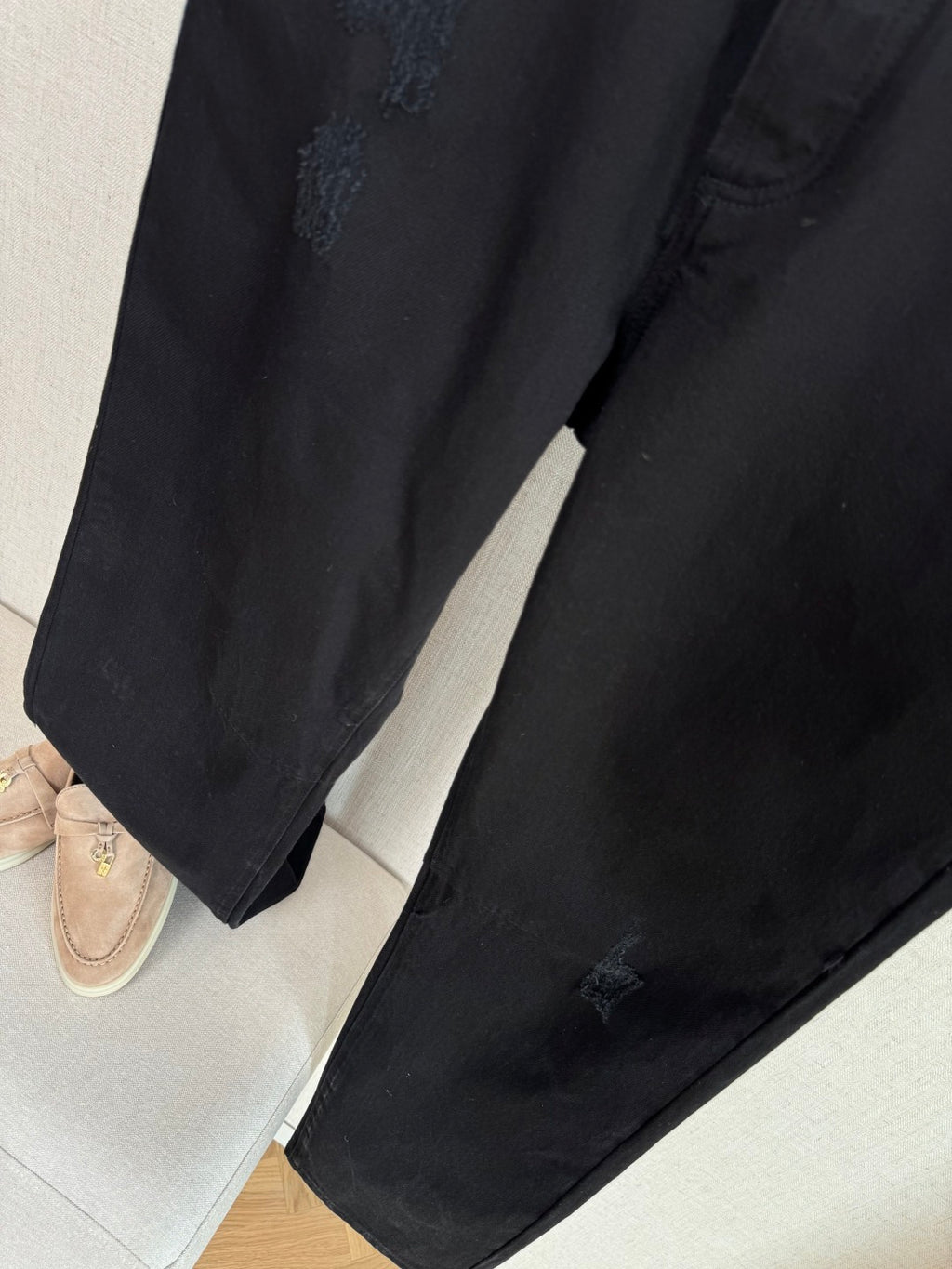 Brunello Cucinelli Hose in Schwarz mit dezenten Distressed-Details – Straight Fit